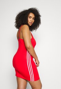 adidas Originals DRESS - Trikotāžas kleita - vivid red