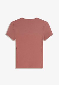 T-shirt met korte mouwen in een gedempt rozenkleur, gemaakt van zachte stof met een ronde halslijn en zijsplitten voor gemak in beweging.