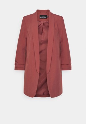 Damesblazer in roestkleur met driekwart mouwen en een open voorkant, voorzien van een soepel satijnen voering en het label "PIECES."