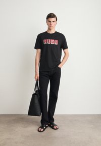 HUGO DAQERIO - T-shirt med print - black
