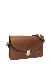 Smeđa kožna torba preko tijela s prednjim poklopcem, metalnom kopčom, podesivim remenom i suptilnim utisnutim logom u donjem desnom kutu.