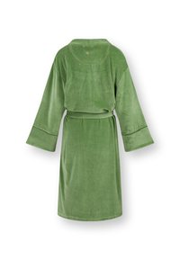 Groene հետո van zacht, pluche materiaal met lange mouwen, een strikceintuur in de taille en een eenvoudige kraag. Geen zichtbare patronen of borduursels.