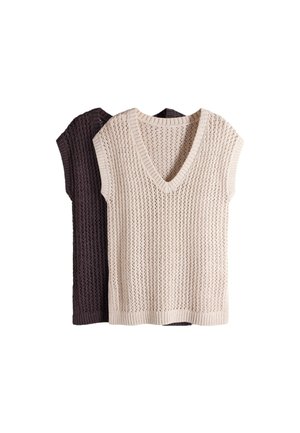 Deux gilets sans manches en tricot avec col en V, un beige devant et un brun foncé partiellement visible derrière, sur fond blanc.