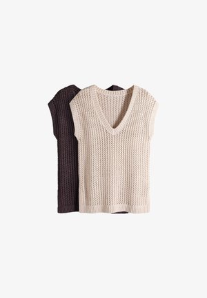 Due gilet senza maniche lavorati a maglia con scollo a V, uno beige davanti e uno marrone scuro parzialmente visibile dietro, su sfondo bianco.