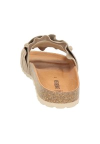 Beige sandaal met een gerimpelde band en een kurken zool. Het beeld toont de achterkant, waarbij het comfortabele ontwerp en de textuur naar voren komen.
