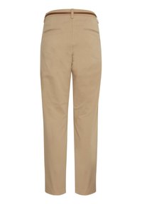 Pantalon beige à coupe slim, tissu lisse, deux poches arrière, et ceinture en cuir marron. Caractérisé par une taille ajustée et des détails minimalistes.