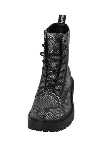 Stivale da combattimento nera con lacci, motivo in pelle di serpente argentata, suola spessa a tasselli, cerniera laterale e linguetta con logo su sfondo bianco.
