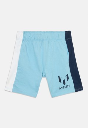 Lichtblauwe sportshort met witte en marineblauwe zijpanelen, elastische tailleband en zwart Messi-logo op het onderste rechterbeen.