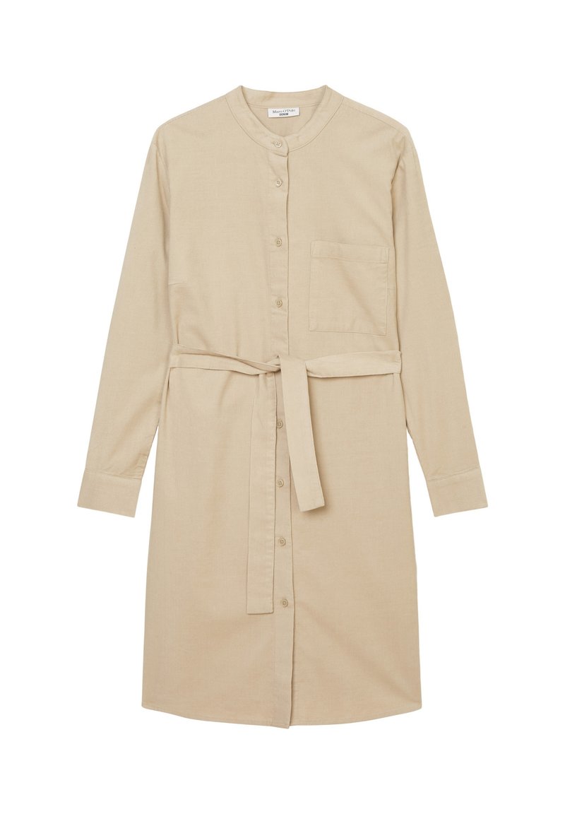 Beige langärmliges Kleid aus weichem Stoff, mit Knopfverschluss, Kragen, Brusttasche, Taillengürtel und geradem Schnitt.