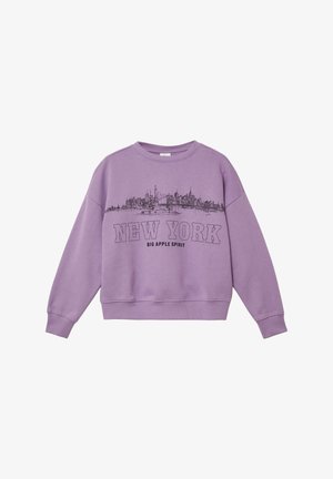 Fioletowa bluza z okrągłym dekoltem, opadającymi ramionami i ściągaczami. Posiada czarny nadruk z miejskim widokiem i tekst "NEW YORK".
