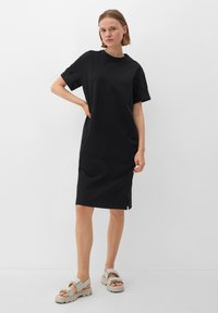 s.Oliver MIT GESCHLITZTEM SAUM - Robe en jersey - schwarz