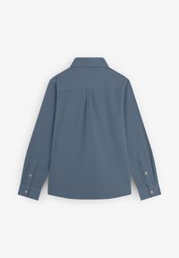 Camisa de manga larga en azul apagado, con cuello abotonado, pliegue en la parte posterior y puños con botones. Tejido suave con un diseño de color sólido.
