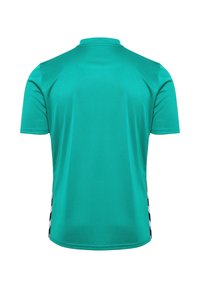 Grön sporttröja med kort ärm, tillverkad av slät tyg, som har en klassisk krage och svarta sidodekorationer med ett chevronmönster.