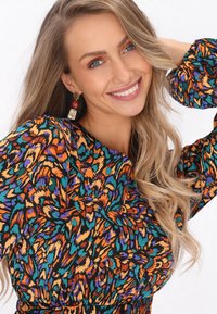 Bluză colorată, cu un model abstract îndrăzneț în nuanțe de portocaliu, violet și teal pe un fundal negru; cu mâneci lungi și guler rotund.