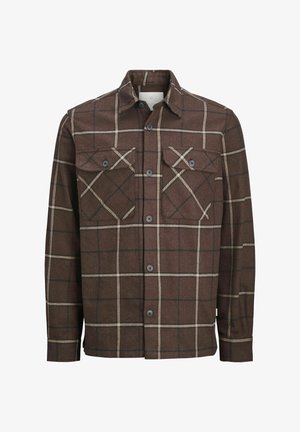 Bruin geruite flanellen shirt met een knoopsluiting aan de voorkant, twee borstzakken en tegenstelling van crèmekleurige en donkere lijnen, met een klassiek kraagontwerp.