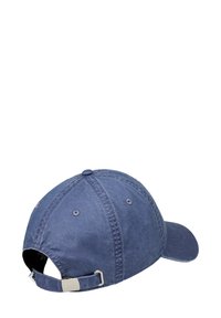 Marinblå basebollkeps med en böjd skärm, texturerat tyg, stygndetaljer och en justerbar metallspänne på baksidan.