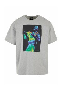 Camiseta de algodón gris con un gráfico vibrante y multicolor de una figura sobre un fondo negro. Diseño de manga corta y cuello redondeado.