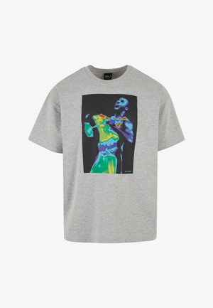 Pelēks kokvilnas T-krekls ar spilgtu, daudzu krāsu grafiku, kurā attēlots cilvēks uz melna fona. Īsas piedurknes un apaļa kakla dizains.