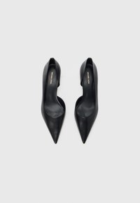 Musta nahkainen korkokenkä, jossa on teräväkärkinen malli, avoimet sivut ja kultaista brändäystä sisäpohjassa. Sileä pinta, tyylikäs siluetti.