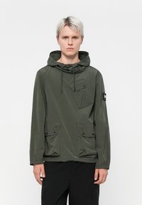 Jachetă pulover ușoară, verde, cu glugă, având un model texturat, două buzunare frontale și șnur de ajustare la gât și la manșete.
