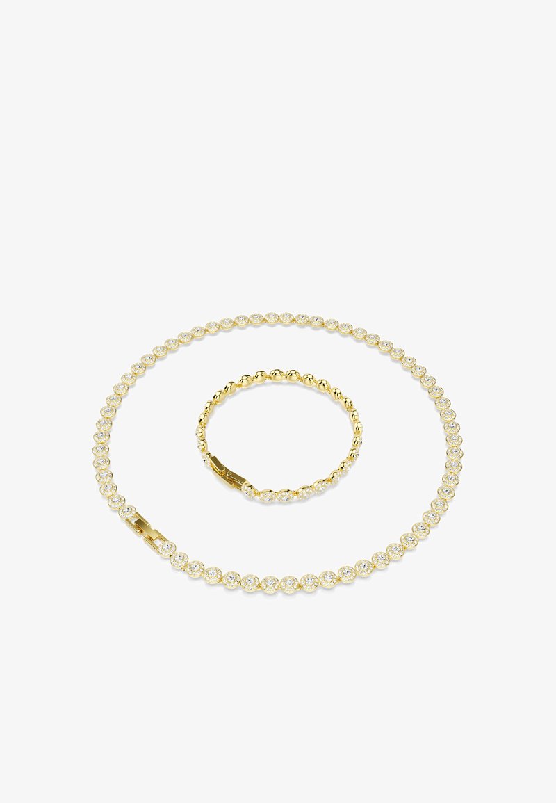 Ensemble de bijoux en ton or comprenant un collier et un bracelet, tous deux ornés de cristaux transparents en forme circulaire et de sections enchaînées, texture lisse.