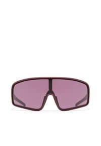 Sončna očala s poudarjeno, pravokotno obliko. Temno rdeč okvir, široka roza stekla in minimalistični črni poudarki na mostu in straneh.