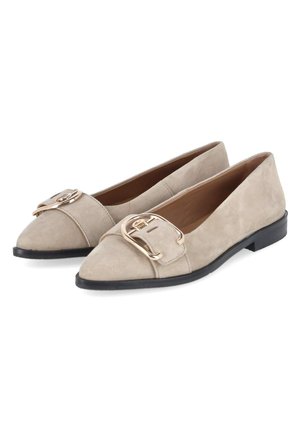 Ballerines pointues en daim beige avec de grandes boucles métalliques dorées et des semelles noires, présentées par paire inclinée vers la gauche.