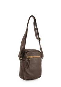 Hnědá kožená crossbody taška s strukturální úpravou, obdélníkovým tvarem, nastavitelným popruhem a přední kapsou na zip s mosazným zipem.