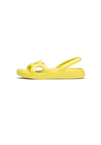 Tongs en caoutchouc jaune avec un design ouvert, des accents découpés et une semelle texturée pour une meilleure adhérence. Forme simple et légère.