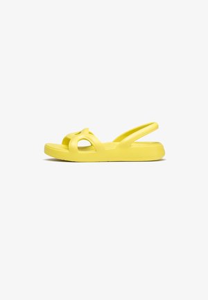 Tongs en caoutchouc jaune avec un design ouvert, des accents découpés et une semelle texturée pour une meilleure adhérence. Forme simple et légère.