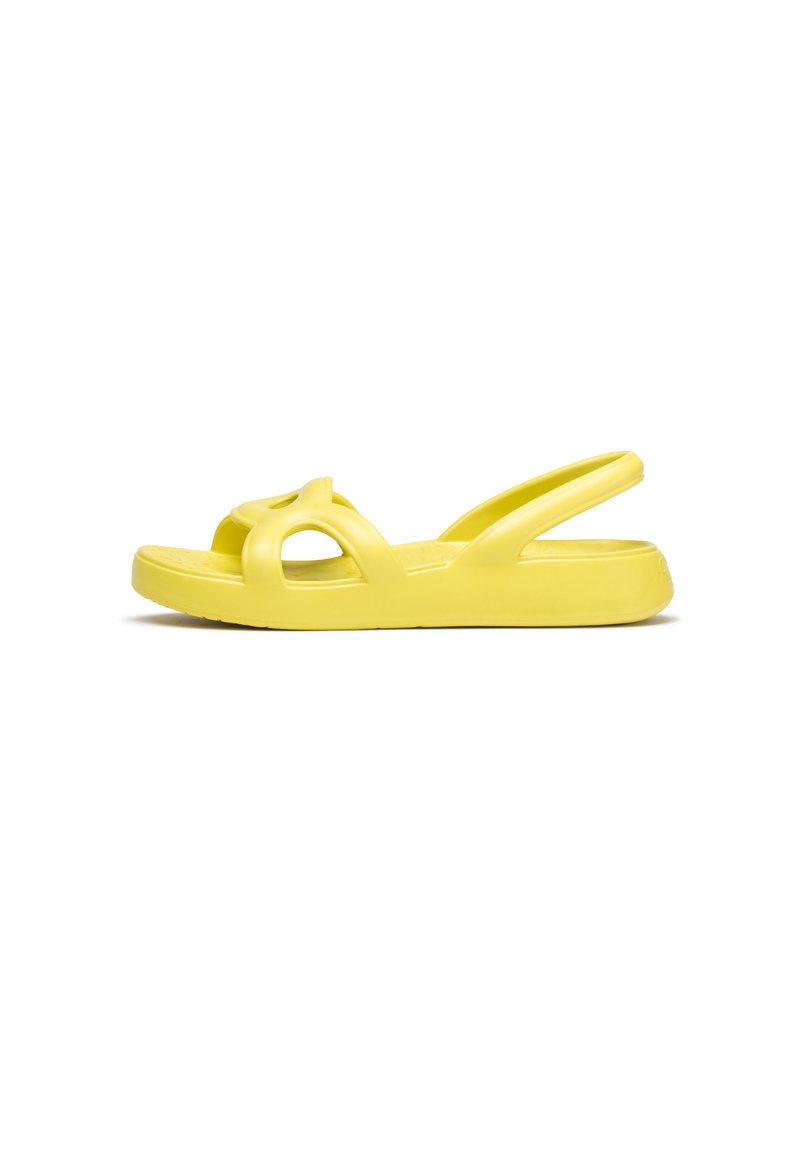 Tongs en caoutchouc jaune avec un design ouvert, des accents découpés et une semelle texturée pour une meilleure adhérence. Forme simple et légère.