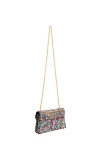 Színes gyöngyökkel díszített clutch táska fekete bőrbázisú, hajtogatott fedéllel és arany lánc vállpánttal. Bonyolult, több színben pompázó mintázattal rendelkezik.