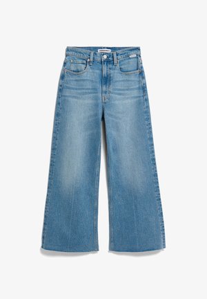 Hellblaue Jeans mit weitem Bein, Fronttaschen, Gürtelschlaufen und Knopfverschluss, leicht ausgewaschen an den Oberschenkeln.