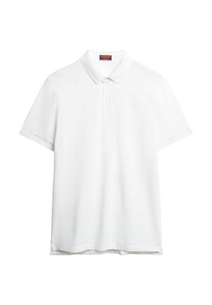 Polo bianco realizzato in cotone, con colletto classico, maniche corte e un logo discreto vicino all'orlo. Design piatto senza motivi.