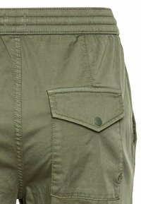 Olijfgroene cargo shorts met een achterzak met een flap en drukknopsluiting, gemaakt van lichtgewicht stof met zichtbare stikdetails.