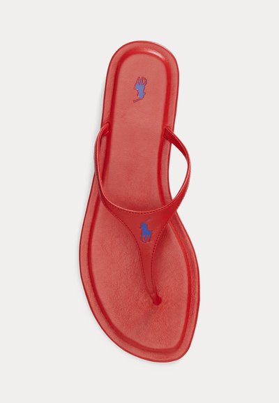 Κόκκινο δερμάτινο σανδάλι τύπου σαγιονάρας με μπλε κεντημένο λογότυπο Polo στη σόλα και στο λουρί, εμφανιζόμενο από πάνω σε λευκό φόντο.