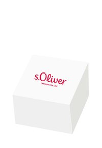 Weißer Karton mit einem roten Logo "s.Oliver" und dem Slogan "FASHION FOR LIFE", der oben aufgedruckt ist, mit einem schlichten und klaren Design.