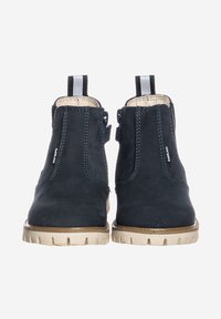 Stivaletti alla caviglia in camoscio blu navy con superficie testurizzata, suola beige e cuciture a contrasto blu; linguetta posteriore per facilitare la calzata.