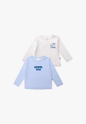 Zwei Langarm-T-Shirts für Kleinkinder, eines weiß mit einem blauen Milchkarton und der Aufschrift "6 AM CLUB", das andere hellblau mit dunkelblauem "AMORE MIO"-Text.