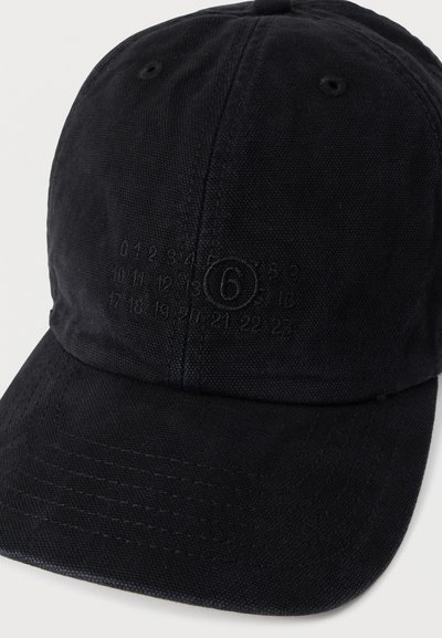 Fekete szövet baseballsapka ívelt árnyékolóval, elöl dombornyomott számokkal és kör alakú részlettel. Texturált felület és hat paneles kialakítás.