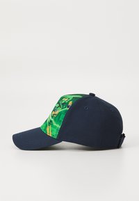 Gorra azul marino con un panel frontal vibrante en verde y un diseño gráfico; correa ajustable en la parte posterior; visera curva.