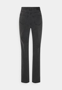 Jeans de denim preto com um design de perna reta, apresentando uma cintura média, dois bolsos traseiros e detalhes de costura visíveis.