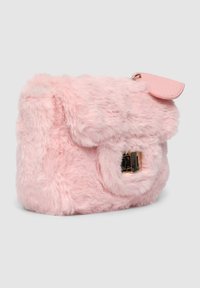 Różowa torba z sztucznego futra o prostokątnym kształcie, z klapą i złotymi detalami z klasą. Miękka tekstura oraz skórzany akcent na klapie.