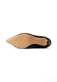 Scarpa nera con tacco alto, punta affilata e tomaia in suede liscia, dotata di una suola beige con texture a griglia e silhouette elegante.
