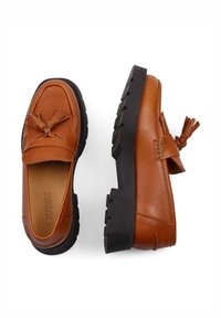 Braune Lederloafers mit strukturiertem Finish, ausgestattet mit einem dekorativen Quasten, Gummisohle mit tiefem Profil und klassischem Design.