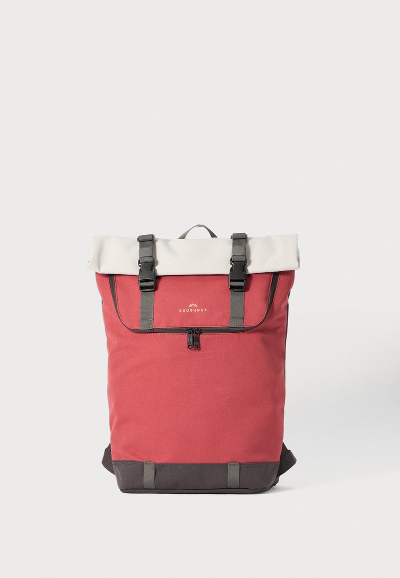 Czerwono-szara plecak z rolowanym zapięciem, regulowanymi paskami i zapinaną na zamek kieszenią z przodu. Wykonany z trwałego materiału z minimalnymi akcentami.