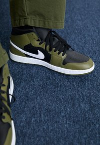 AIR JORDAN 1 MID - Sapatilhas de cano alto - black/white/med olive/sail