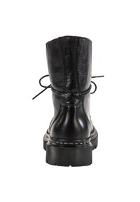 Svart läderstövel med rund tå, fäst med snörning, med en stickad söm och en texturerad gummisula för bra grepp.