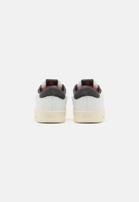Colmar Originals XX3 TS MATCH - Sportbačiai - white/off black