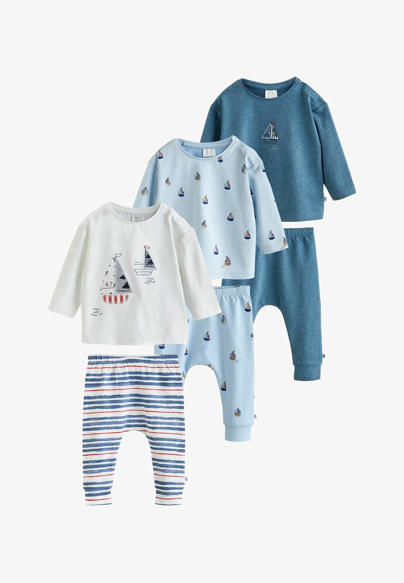 Trois ensembles de hauts à manches longues et pantalons pour tout-petits, avec des motifs de voiliers et de rayures en blanc, bleu clair et bleu.